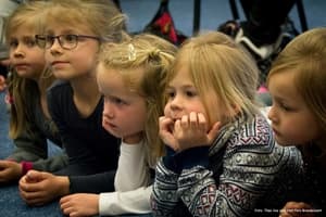 kinderen die liggen te kijken