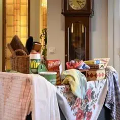 wagentje met schoonmaakspullen